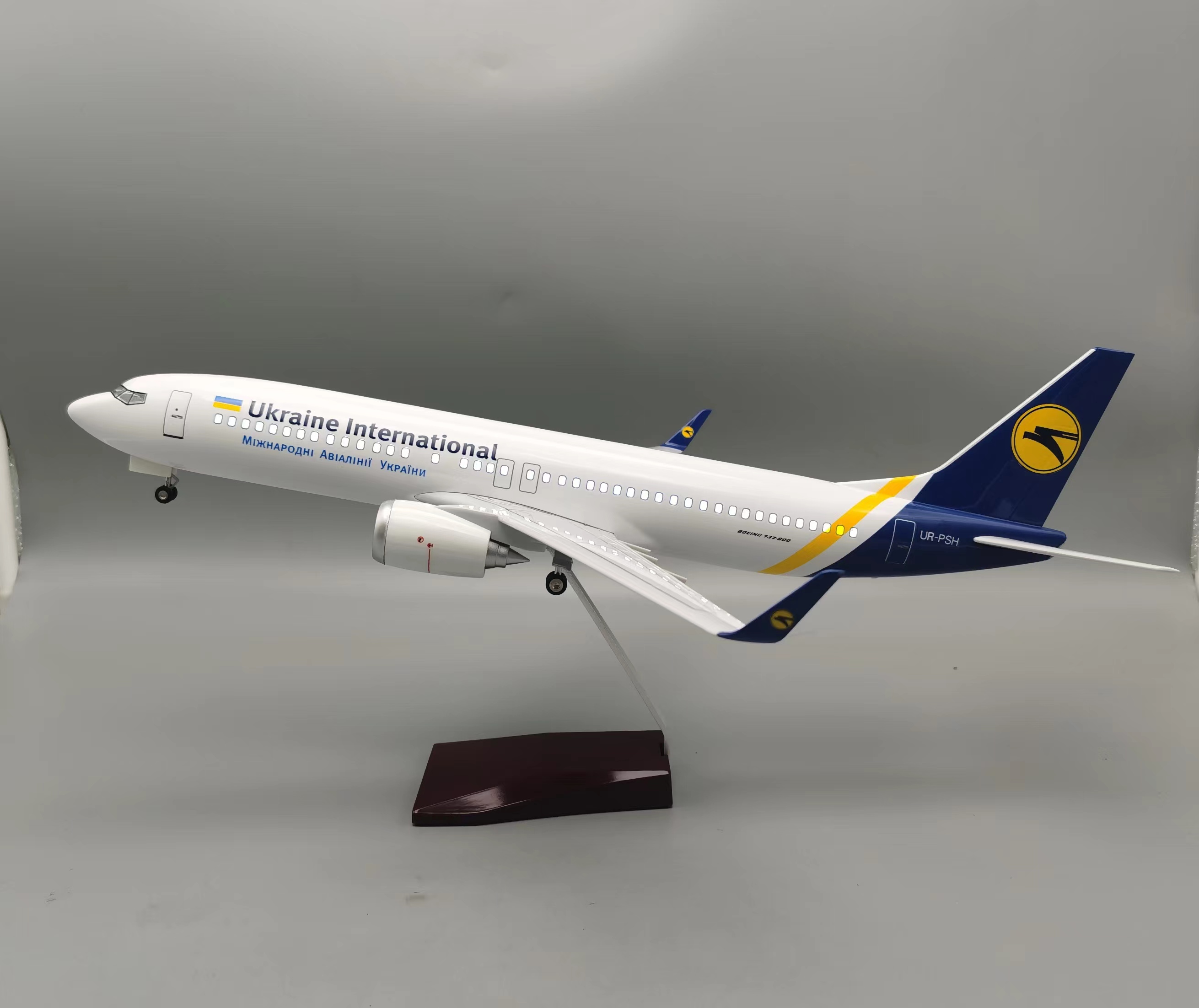Model Kit Ukraine - Modellino di Aereo B737 in Scala